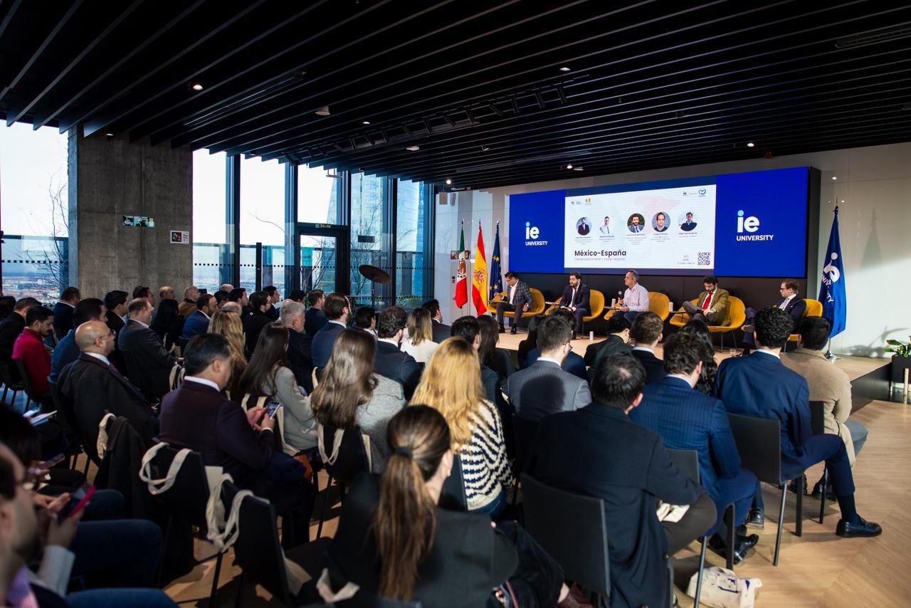 El prestigioso economista Diego García del Río participa junto al senador Néstor Camarillo en una ponencia sobre inversión y economía en IE University 14