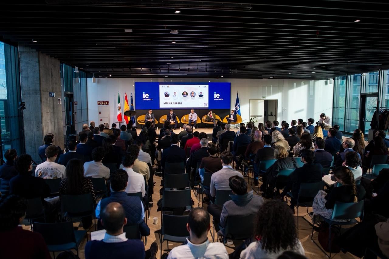 El prestigioso economista Diego García del Río participa junto al senador Néstor Camarillo en una ponencia sobre inversión y economía en IE University 13