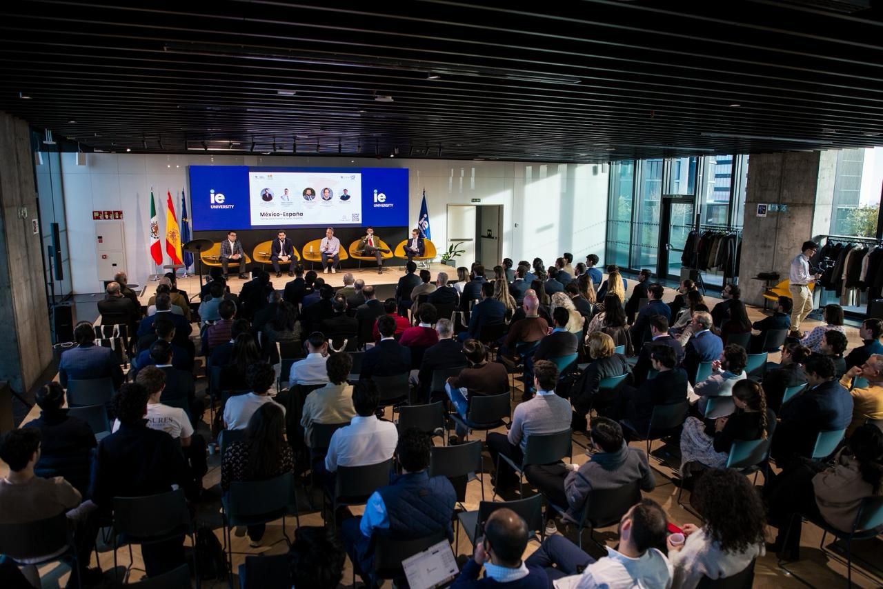 El prestigioso economista Diego García del Río participa junto al senador Néstor Camarillo en una ponencia sobre inversión y economía en IE University 12