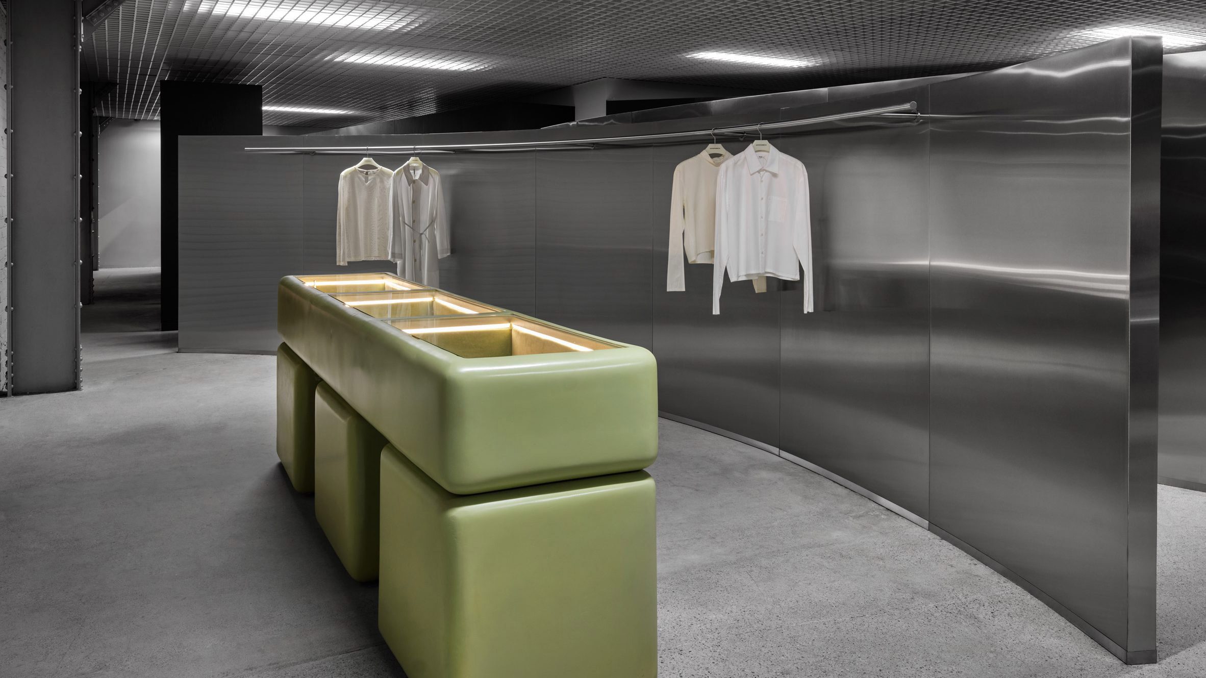 El eco brillante del acero en el retail 4
